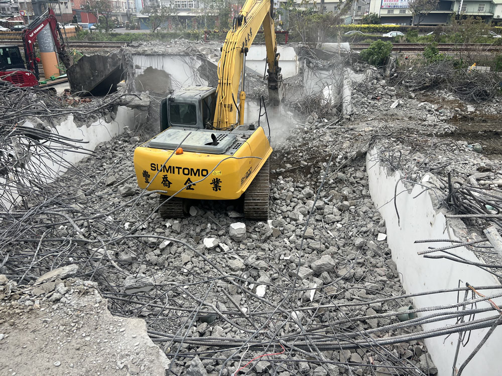 台南挖土機拆除工程